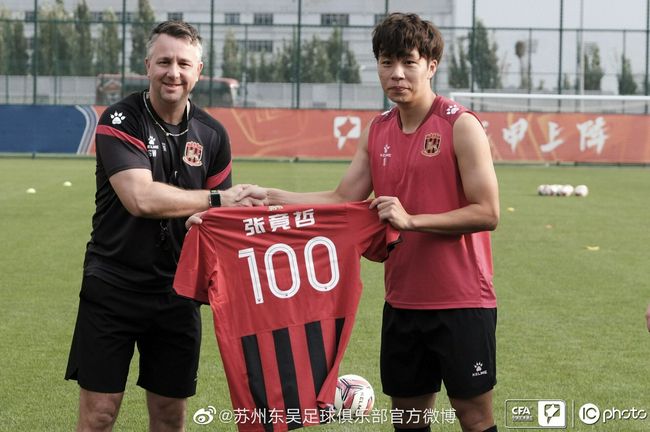 从母亲家里回来，迎接他的是一众家族成员的接待，堂兄、堂姐、侄子侄女，年夜家欢声笑语激情亲切拥抱后，一扇门打开了，家族的白叟围坐逐一个很年夜的桌子后，桌子上摆满了丰厚的食品，影片开首的场景呈现了，菲舍尔的黑甜乡酿成了实际。